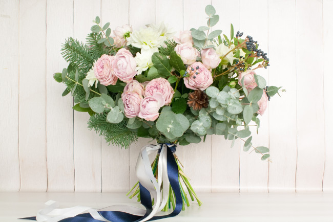 Обои картинки фото цветы, букеты,  композиции, лента, зелень, розы, букет