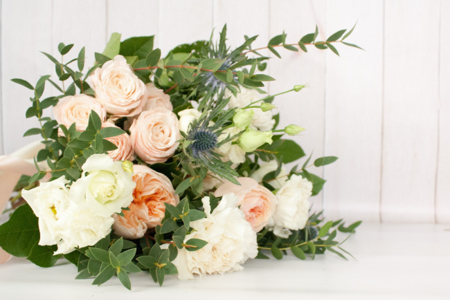 Обои картинки фото цветы, букеты,  композиции, зелень, розы, букет, лента