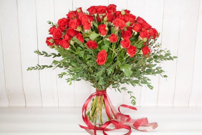 Обои картинки фото цветы, розы, букет, лента, зелень