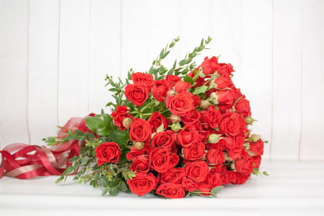 Обои картинки фото цветы, розы, зелень, букет, лента