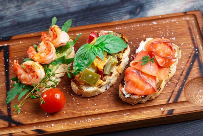 Обои картинки фото еда, бутерброды,  гамбургеры,  канапе, лосось, закуска, брускетта, креветки, зелень