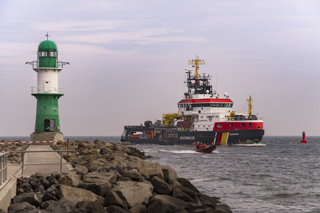 Обои картинки фото корабли, баркасы ,  буксиры, побережье