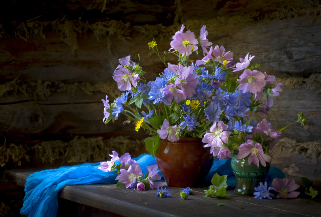 Обои картинки фото цветы, разные вместе, ваза, мальва, васильки, букет