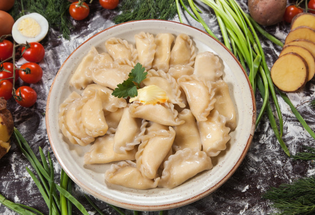 Обои картинки фото еда, пельмени,  манты,  вареники, картошка, вареники, овощи, лук, яйцо