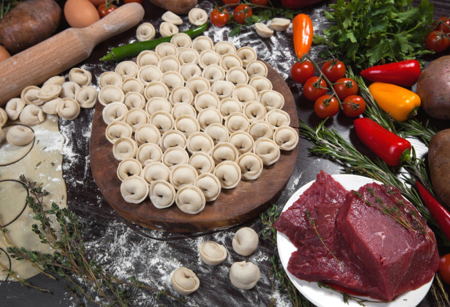Обои картинки фото еда, пельмени,  манты,  вареники, перец, мясо, помидоры, овощи