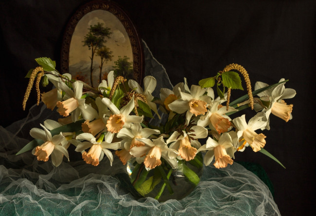 Обои картинки фото цветы, нарциссы, картина, ваза, ткань