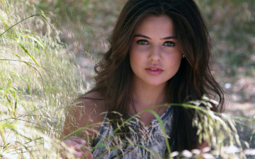 Картинка девушки danielle+campbell шатенка daniel campbell трава