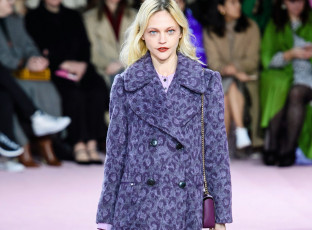 Картинка девушки саша+пивоварова модель блондинка пальто сумочка люди подиум