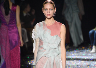 Картинка девушки саша+пивоварова модель шатенка платье подиум