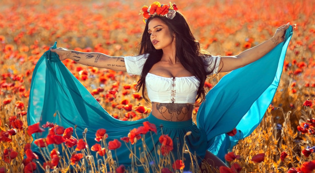 Обои картинки фото девушки, - брюнетки,  шатенки, юбка, топ, венок, поле, маки, тату
