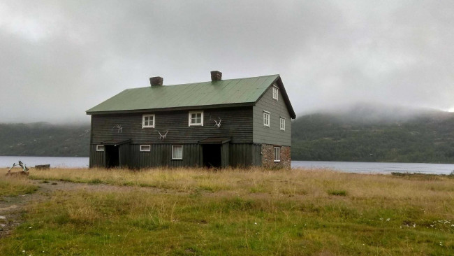 Обои картинки фото города, - здания,  дома, река, здание, деревянное, туман