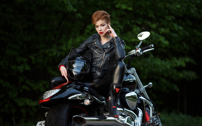 Обои картинки фото анастасия жилина, девушки, анастасия, жилина, anastasia, zhilina, девушка, модель, рыжеволосая, стройная, сексуальна, поза, кожа, силикон, мотоцикл, байк, красавица, шлем, дорога