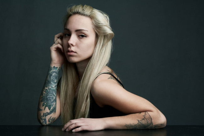 Обои картинки фото девушки, - блондинки,  светловолосые, тату, поза