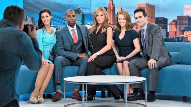 Обои картинки фото кино фильмы, the morning show , сериал, персонажи, фотограф, студия, диван, стол