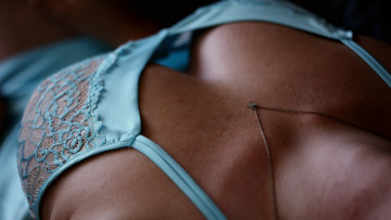 Картинка девушки -+женские+прелести бюст цепочка