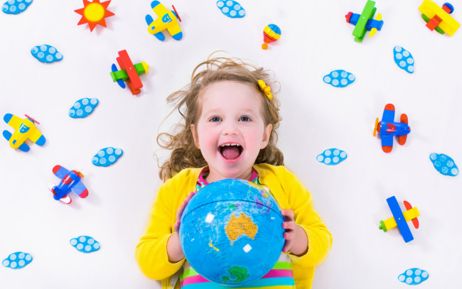 Обои картинки фото разное, дети, девочка, глобус, игрушки