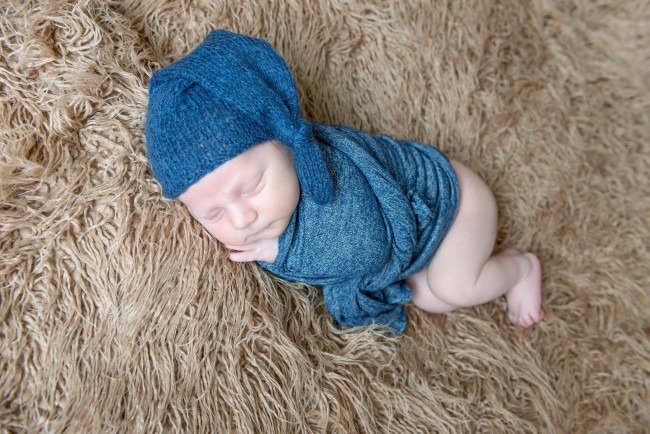 Обои картинки фото разное, дети, младенец, колпак, мех