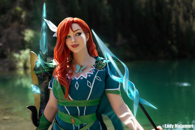 Обои картинки фото девушки, мария давыдова , lady melamory, образ, косплей, наряд, костюм, оружие, озеро