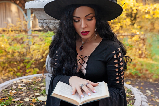 Обои картинки фото девушки, юлия огородникова, образ, косплей, наряд, костюм, шляпа, ведьма, платье, книга, осень