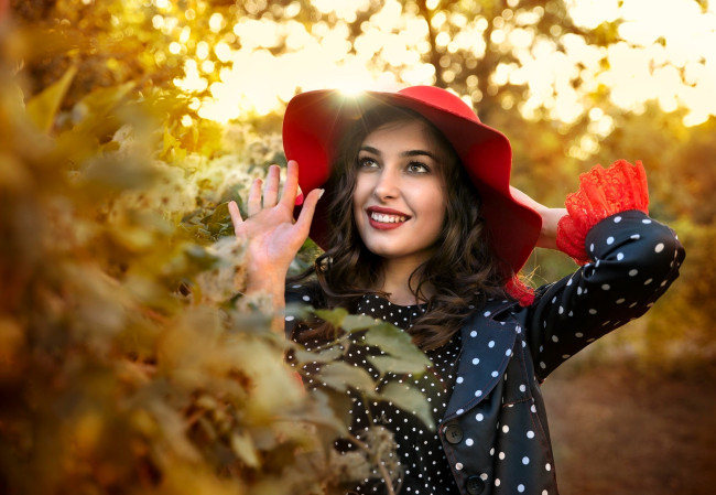 Обои картинки фото девушки, - брюнетки,  шатенки, шатенка, шляпа, плащ, осень, деревья