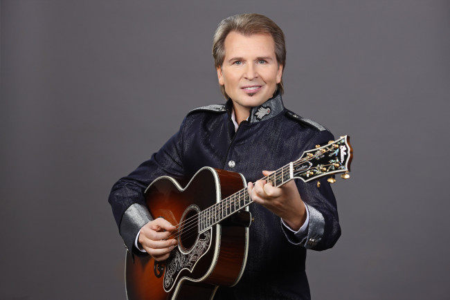 Обои картинки фото александр, малинин, музыка, певец, гитара