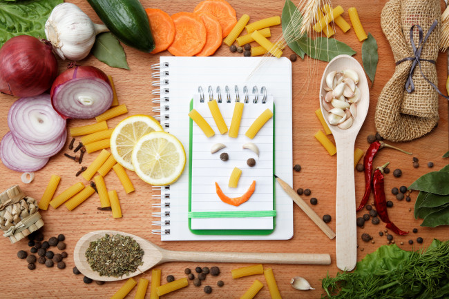 Обои картинки фото еда, разное, перец, лук, чеснок, макароны, ежедневник, блокнот, специи, приправы, овощи