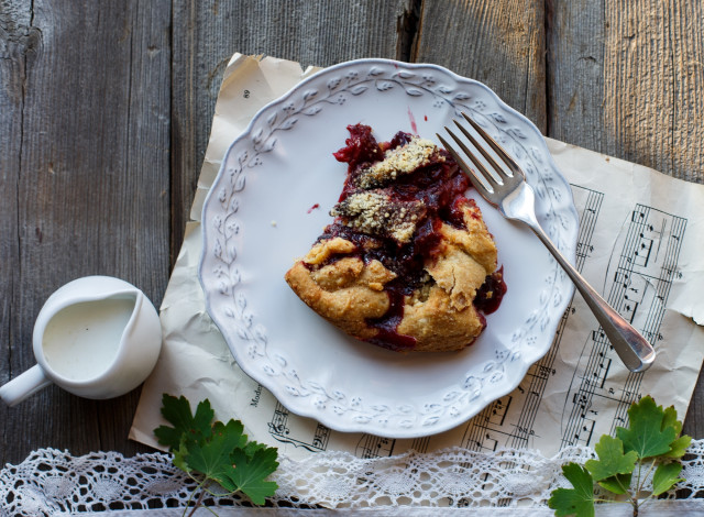 Обои картинки фото еда, пироги, ноты, тарелка, вилка, листья