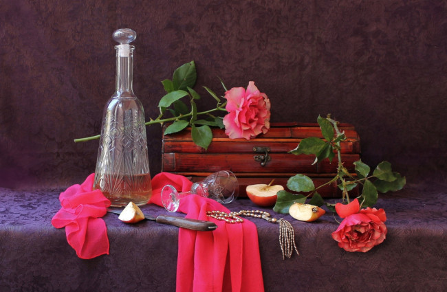 Обои картинки фото еда, натюрморт, яблоко, розы, бутыль