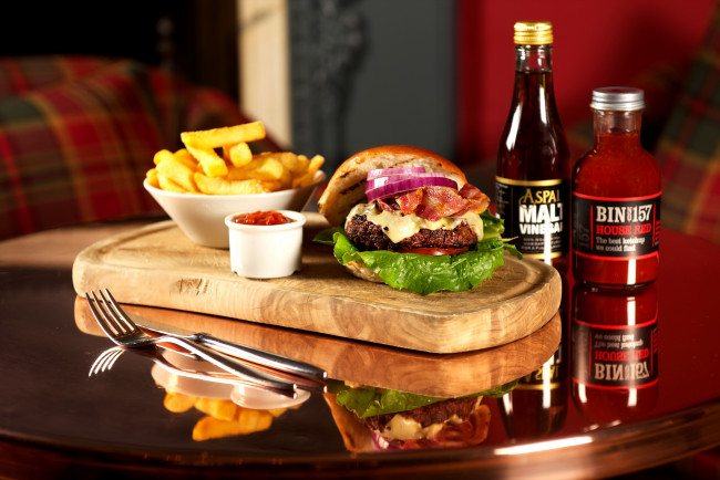 Обои картинки фото еда, бутерброды, гамбургеры, канапе, фри, картофель, гамбургер, пиво, фастфуд