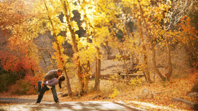 Обои картинки фото разное, мужчина женщина, дорога, лес, осень, пара, боке