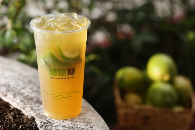 Обои картинки фото еда, напитки,  коктейль, лед, лимон, коктейль