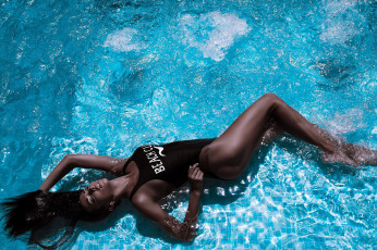 Картинка девушки -unsort+ брюнетки +шатенки бассейн вода