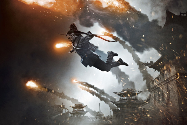 Обои картинки фото кино фильмы, the great wall, мэтт, дэймон, огонь, стрелы, искры, лук, прыжок, the, great, wall, великая, стена, колчан, китай, фэнтези, лучник, дым, matt, damon
