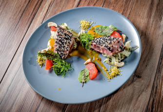 Картинка еда мясные+блюда мясо зелень соус