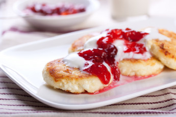 Картинка еда сырные+изделия джем сырники сметана