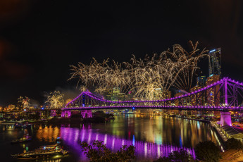 Картинка разное салюты +фейерверки салют ночной город огни мост река