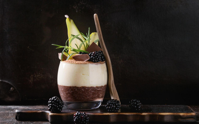 Обои картинки фото еда, ежевика, пудинг, стакан, шоколад, ягоды