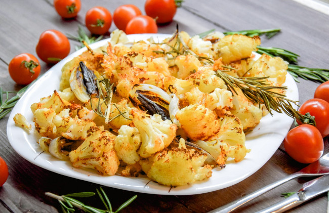 Обои картинки фото еда, вторые блюда, розмарин, помидоры, цветная, капуста, томаты