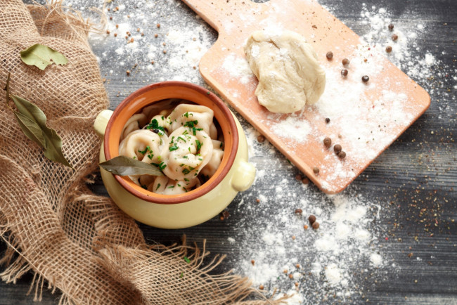 Обои картинки фото еда, пельмени,  манты,  вареники, горшок, специи