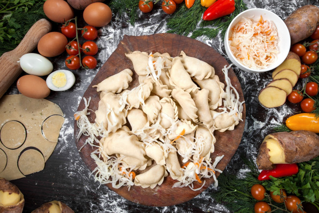 Обои картинки фото еда, пельмени,  манты,  вареники, вареники, яйца, капуста, картофель, овощи, помидоры, перец, укроп