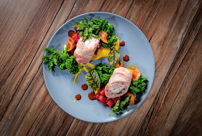 Обои картинки фото еда, мясные блюда, рулеты, зелень, вкусно