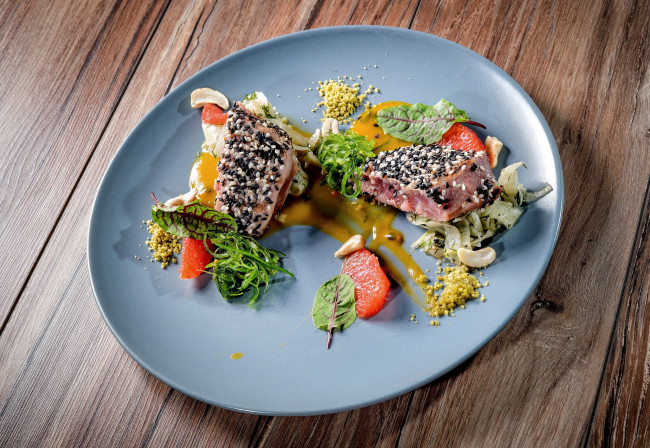 Обои картинки фото еда, мясные блюда, мясо, зелень, соус