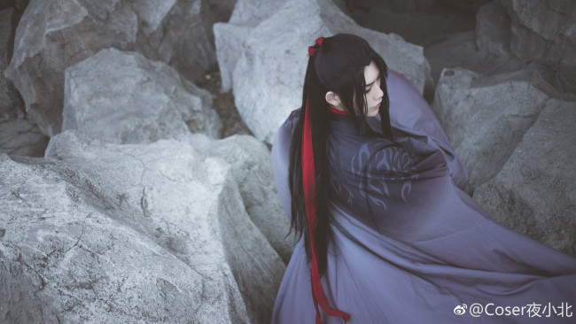 Обои картинки фото разное, cosplay , косплей, кимоно, ленты, волосы, камни, парень