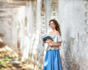 Картинка девушки -+брюнетки +шатенки русая блузка юбка цветы стена