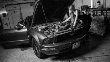 Картинка автомобили -авто+с+девушками ford mustang