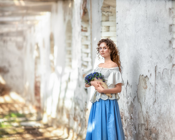 Обои картинки фото девушки, - брюнетки,  шатенки, русая, блузка, юбка, цветы, стена