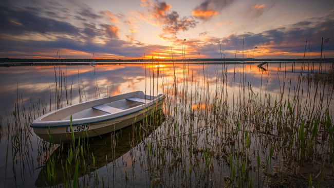 Обои картинки фото корабли, лодки,  шлюпки, река, лодка, закат, камыши