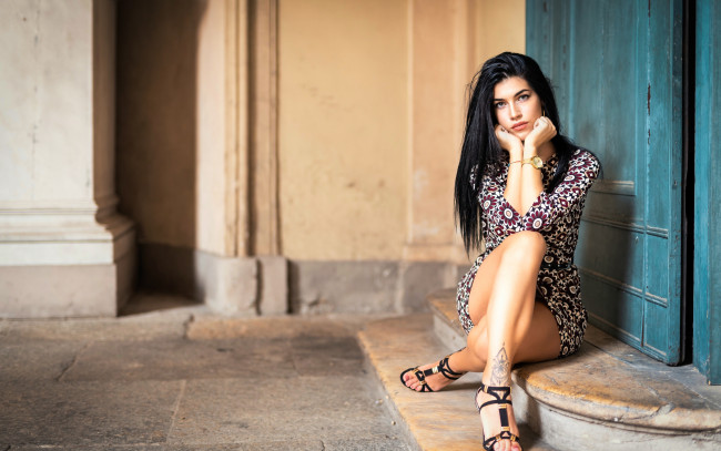 Обои картинки фото martina, девушки, - брюнетки,  шатенки, стройная, сексуальная, татуировка, девушка, модель, брюнетка, красотка, поза, взгляд, макияж