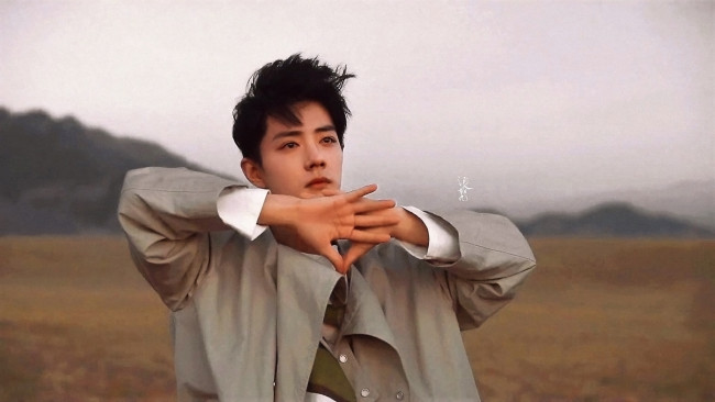 Обои картинки фото мужчины, xiao zhan, плащ, жест, степь, горы