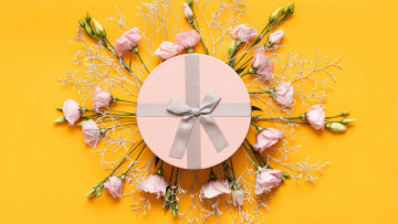 обоя праздничные, подарки и коробочки, эустома, подарок, лента, бант